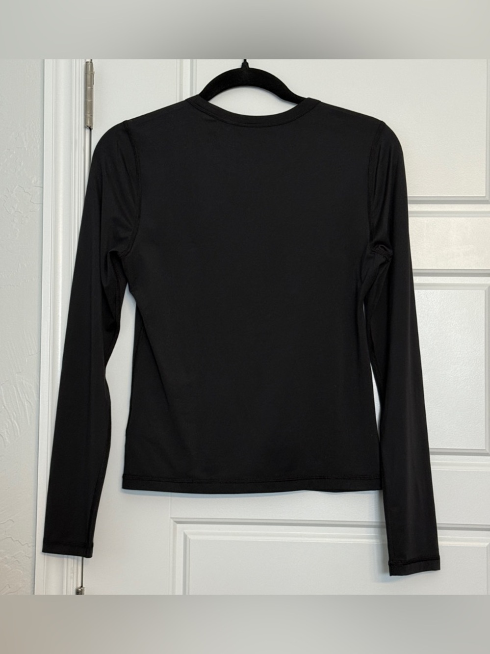 vuori long sleeve lux crew neck tee in black - Picture 4 of 5